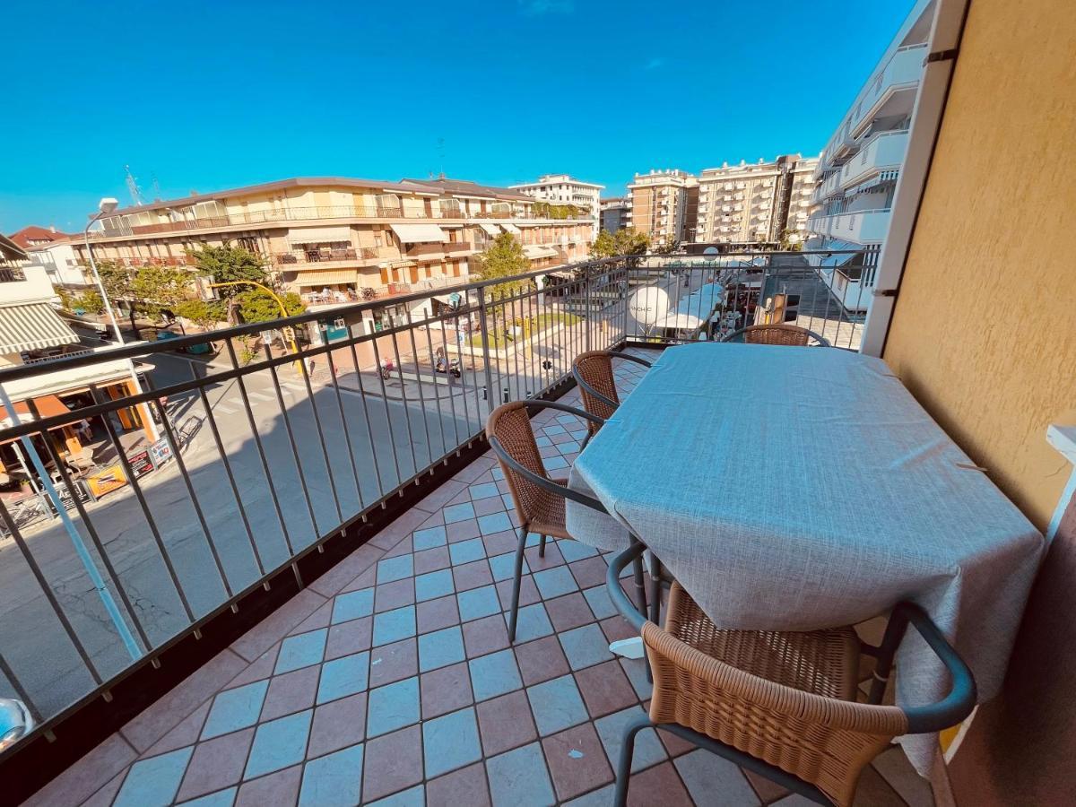 Family Apartment Piazza Milano - Jesolo Eksteriør billede