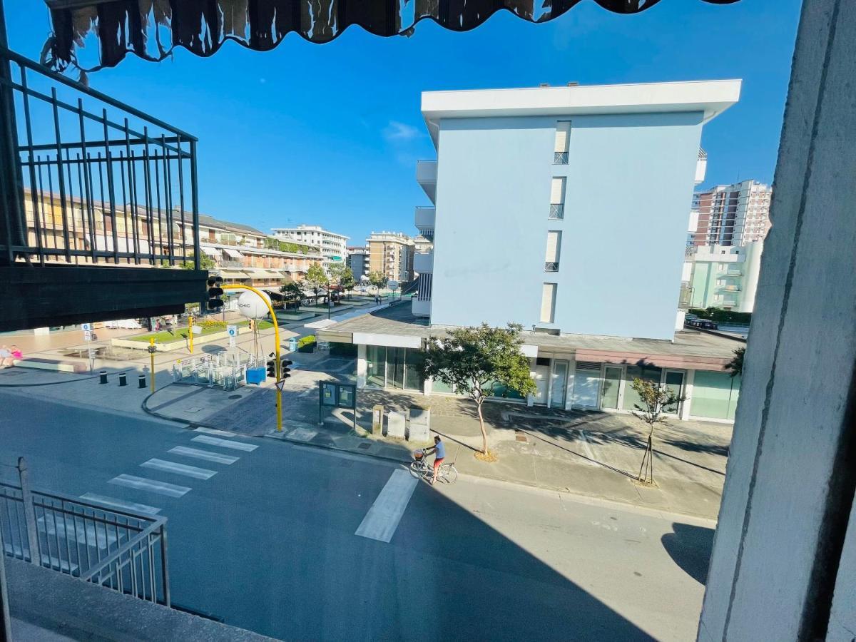 Family Apartment Piazza Milano - Jesolo Eksteriør billede